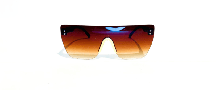 Anteojos de sol realizados en pasta, con lentes en policarbonato y protección uv 400. Los anteojos tienen bisagras plásticas y vienen con funda.