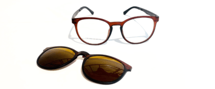 Armazón para lentes clip on realizado en poliamida, con bisagras en acero inoxidable y patillas resistentes. Los armazones para lentes vienen con estuche.