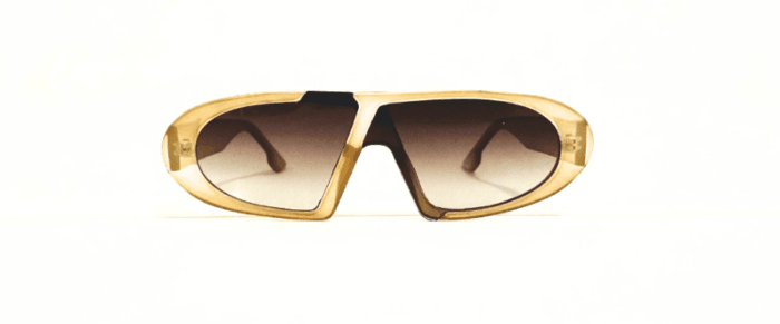 Anteojos de sol realizados en pasta, con lentes en policarbonato y protección uv 400. Los anteojos tienen bisagras metálicas y vienen con estuche.