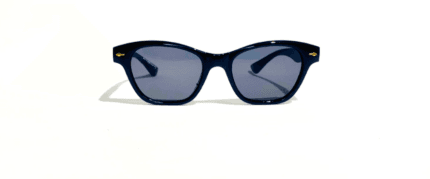 Anteojos de sol realizados en pasta, con lentes en policarbonato y protección uv 400. Los anteojos tienen bisagras plásticas y vienen con funda.