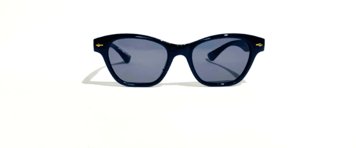 Anteojos de sol realizados en pasta, con lentes en policarbonato y protección uv 400. Los anteojos tienen bisagras plásticas y vienen con funda.