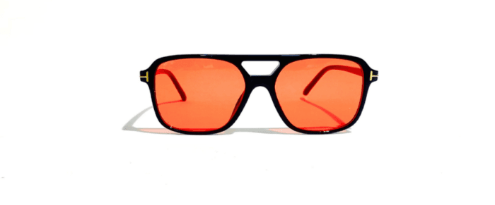Anteojos de sol realizados en pasta, con lentes en policarbonato y protección uv 400. Los anteojos tienen bisagras metálicas y vienen con estuche.