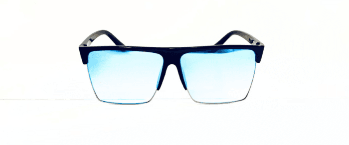 Anteojos de sol realizados en pasta, con lentes en policarbonato y protección uv 400. Los anteojos tienen bisagras plásticas y vienen con funda.