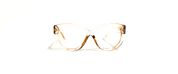 Armazón para lentes inyectado realizado en poliamida, con bisagras en acero inoxidable y patillas resistentes. Los armazones para lentes vienen con estuche.