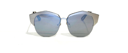 Anteojos de sol realizados con marco metálico, con lentes de policarbonato y protección UV: 400. Los anteojos vienen con estuche.