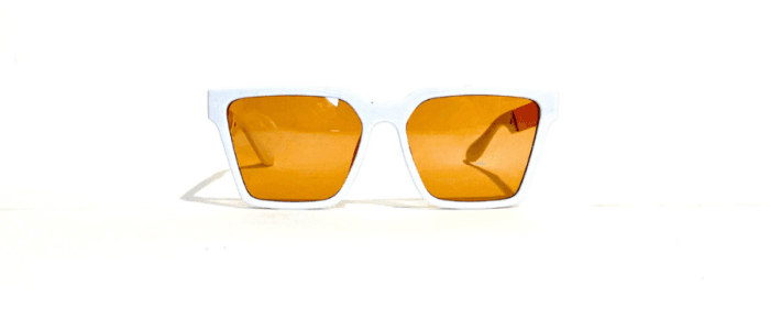 Anteojos de sol realizados en pasta, con lentes en policarbonato y protección uv 400. Los anteojos tienen bisagras metálicas y vienen con estuche.