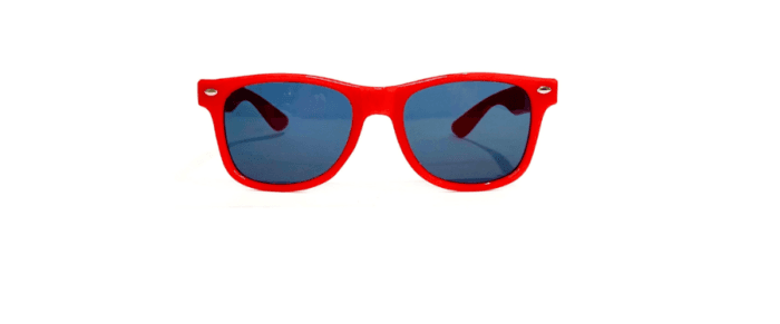 Anteojos de sol para niños realizados en pasta, con lentes en policarbonato y protección uv 400. Las bisagras son plásticas.