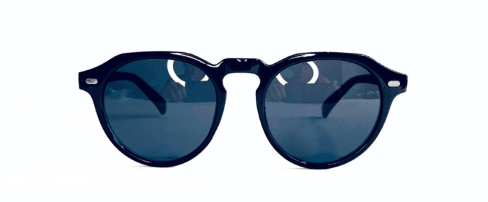 Anteojos de sol realizados en pasta, con lentes en policarbonato y protección uv 400. Los anteojos tienen bisagras plásticas y vienen con funda.