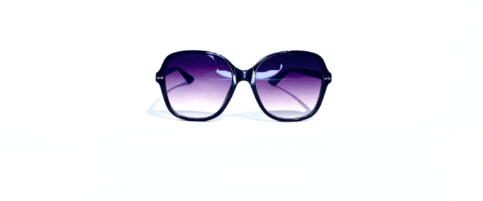 Anteojos de sol realizados en pasta, con lentes en policarbonato y protección uv 400. Los anteojos tienen bisagras plásticas y vienen con funda.