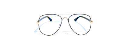 Armazón para lentes realizado en metal, con bisagras en acero inoxidable y patillas resistentes en poliamida. Los armazones para lentes vienen con estuche.