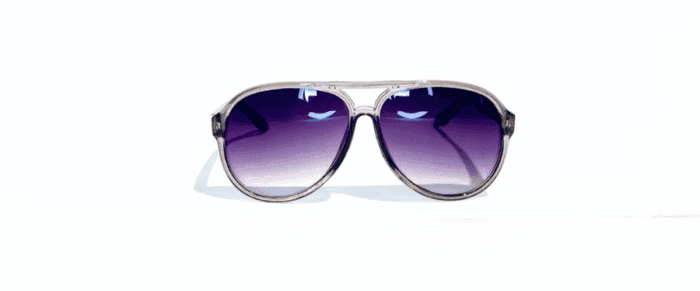 Anteojos de sol realizados en pasta, con lentes en policarbonato y protección uv 400. Los anteojos tienen bisagras plásticas y vienen con funda.
