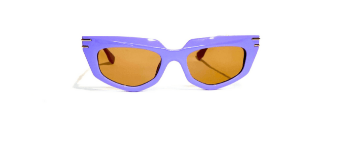 Anteojos de sol realizados en pasta, con lentes en policarbonato y protección uv 400. Los anteojos tienen bisagras metálicas y vienen con estuche.