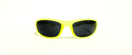 Anteojos de sol realizados en pasta, con lentes en policarbonato y protección uv 400. Los anteojos tienen bisagras plásticas y vienen con funda.