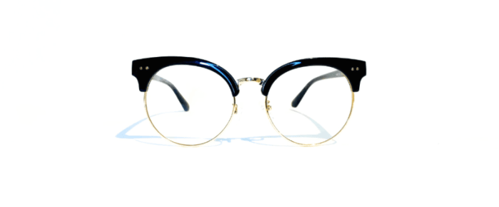 Armazón para lentes realizado en poliamida combinado con metal, con bisagras en acero inoxidable y patillas resistentes. Los armazones para lentes vienen con estuche.