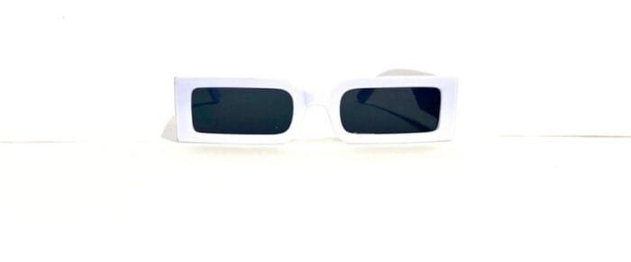 Anteojos de sol realizados en pasta. Protección UV: 400. Las bisagras son plásticas. Los anteojos vienen con funda.