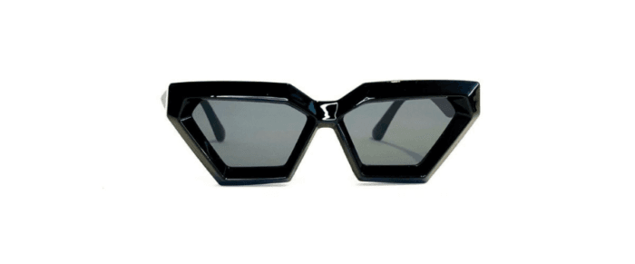 Anteojos de sol realizados en pasta, con lentes en policarbonato y protección uv 400. Los anteojos tienen bisagras metálicas y vienen con estuche.