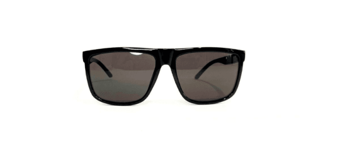 Anteojos de sol para niños realizados en pasta, con lentes en policarbonato y protección uv 400. Las bisagras son plásticas.