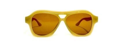 Anteojos de sol realizados en pasta, con lentes en policarbonato y protección uv 400. Los anteojos tienen bisagras metálicas y vienen con estuche.