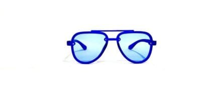 Anteojos de sol realizados en pasta, con lentes en policarbonato y protección uv 400. Los anteojos tienen bisagras plásticas y vienen con estuche.