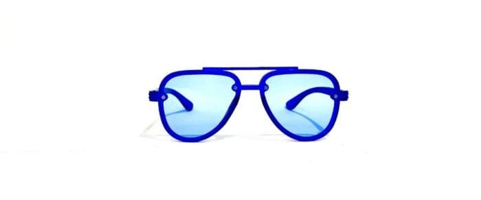 Anteojos de sol realizados en pasta, con lentes en policarbonato y protección uv 400. Los anteojos tienen bisagras plásticas y vienen con estuche.