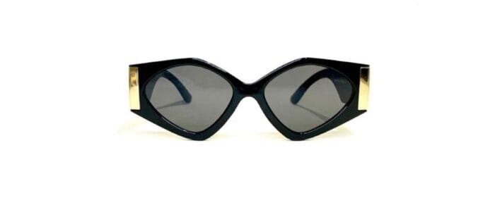Anteojos de sol realizados en pasta, con lentes en policarbonato y protección uv 400. Los anteojos tienen bisagras metálicas y vienen con estuche.