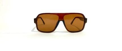 Anteojos de sol realizados en pasta, con lentes en policarbonato y protección uv 400. Los anteojos tienen bisagras plásticas y vienen con funda.