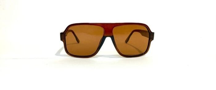 Anteojos de sol realizados en pasta, con lentes en policarbonato y protección uv 400. Los anteojos tienen bisagras plásticas y vienen con funda.