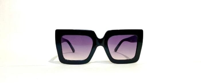 Anteojos de sol realizados en pasta, con lentes en policarbonato y protección uv 400. Los anteojos tienen bisagras plásticas y vienen con funda.
