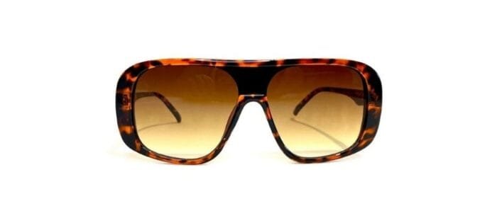 Anteojos de sol realizados en pasta, con lentes en policarbonato y protección uv 400. Los anteojos tienen bisagras metálicas y vienen con estuche.