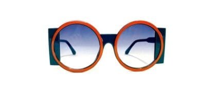 Anteojos de sol realizados en pasta, con lentes en policarbonato y protección uv 400. Los anteojos tienen bisagras metálicas y vienen con funda.