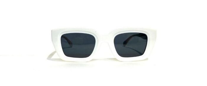 Anteojos de sol realizados en pasta, con lentes en policarbonato y protección UV: 400. Las bisagras son plásticas. Los anteojos vienen con estuche.