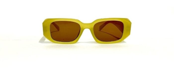 Anteojos de sol realizados en pasta, con lentes en policarbonato y protección uv 400. Los anteojos tienen bisagras plásticas y vienen con estuche.