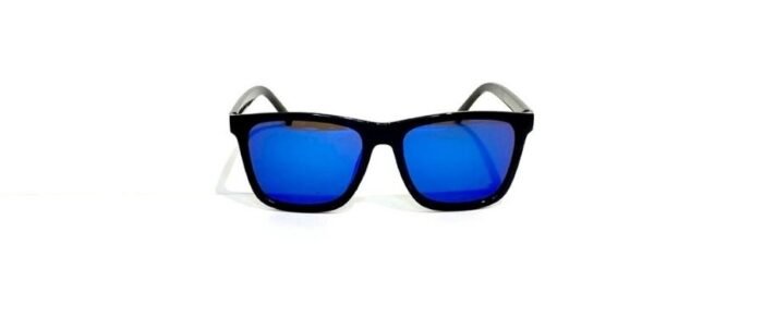 Anteojos de sol realizados en pasta, con protección UV 400 y lentes en policarbonato. Las bisagras son plásticas. Los anteojos vienen con funda.