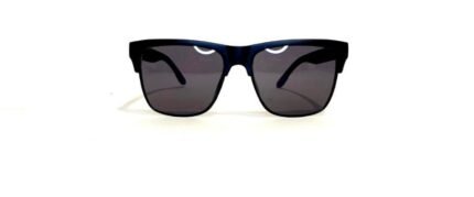 Anteojos de sol realizados en pasta, con lentes en policarbonato y protección uv 400. Los anteojos tienen bisagras plásticas y vienen con funda.