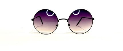 Anteojos de sol realizados con marco metálico, con lentes de policarbonato y protección UV: 400. Los anteojos JANIS de la línea VINTAGE vienen con funda.