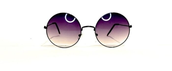 Anteojos de sol realizados con marco metálico, con lentes de policarbonato y protección UV: 400. Los anteojos  JANIS de la línea VINTAGE vienen con funda.