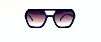 Anteojos de sol realizados en pasta, con lentes en policarbonato y protección UV: 400. Las bisagras son plásticas. Los anteojos vienen con estuche.