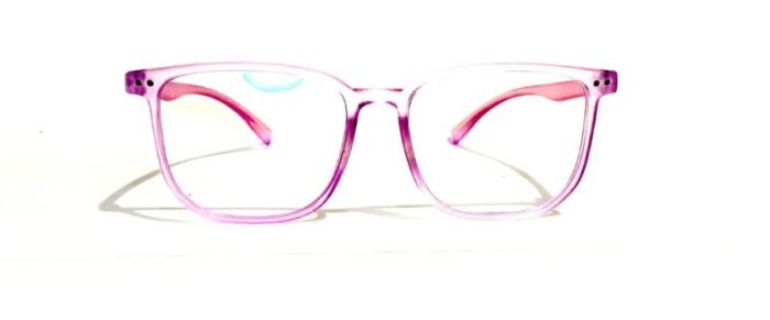 Anteojos antireflex realizados en pasta, con lentes en policarbonato y  tratamiento blue light. Los anteojos tienen bisagras plásticas y vienen con funda.