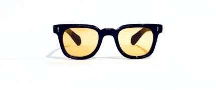 Anteojos de sol realizados en pasta, con lentes en policarbonato y protección uv 400. Los anteojos tienen bisagras plásticas y vienen con funda.