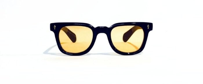 Anteojos de sol realizados en pasta, con lentes en policarbonato y protección uv 400. Los anteojos tienen bisagras plásticas y vienen con funda.
