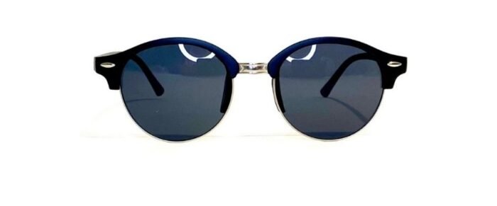 Anteojos de sol realizados en pasta, con lentes en policarbonato y protección uv 400. Los anteojos tienen bisagras plásticas y vienen con funda.