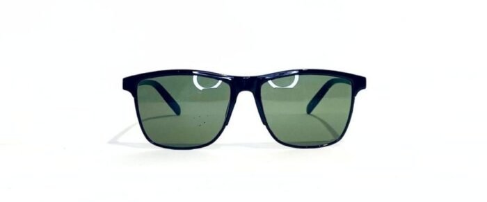 Anteojos de sol realizados en pasta, con lentes en policarbonato y protección uv 400. Los anteojos tienen bisagras plásticas y vienen con funda.